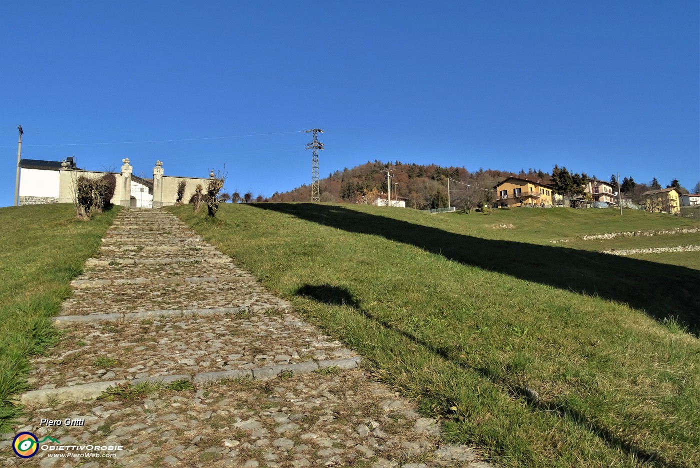 61 Lasciato il sent. 514  seguo in parte il percorso del 'Giro del Monte Castello', sulla cui cima salgo.JPG